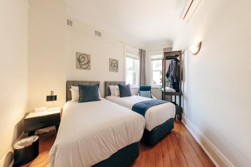 2 twin beds