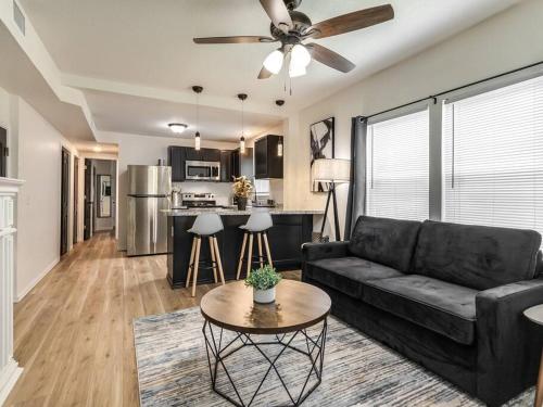 Stylish & Serene Modern Retreat in Bartlesville, USA