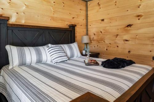 Dog Friendly New Cabin w/ Hot Tub, Game Room & 4-m in Sevierville, USA