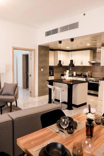 Dubaistay Luxury 2 Bedroom holiday appartment JVC KING and QUEENSIZE, Дубай