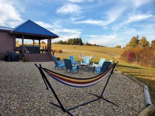 Luxury Cabin w/ Game Room & Hot Tub at Cave Run Lake in Wellington, USA