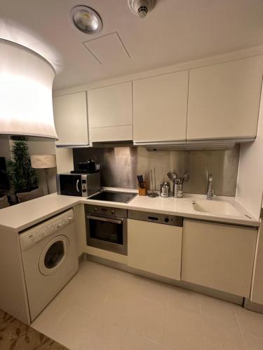 Luxurious Dubai Mall Studio Apartment with Stunning Burj Khalifa Views - image 13