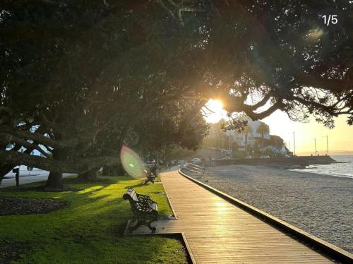 منظر, Delightful little house & Chateau Charme Suite in St Heliers