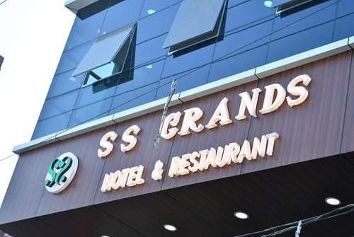 . SS Grands Hotel & Restaurant Fatehpur