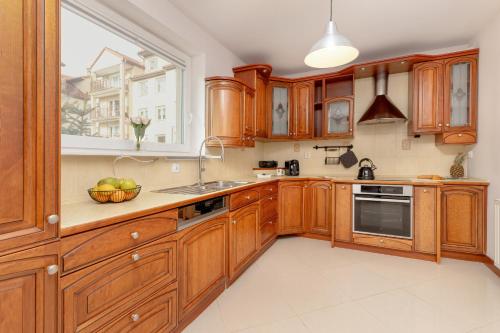 Cozinha, Spacious Family Apartment with 3 Bedrooms in Gdansk by Noclegi Renters in Lostowice