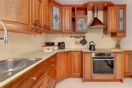 Cozinha, Spacious Family Apartment with 3 Bedrooms in Gdansk by Noclegi Renters in Lostowice