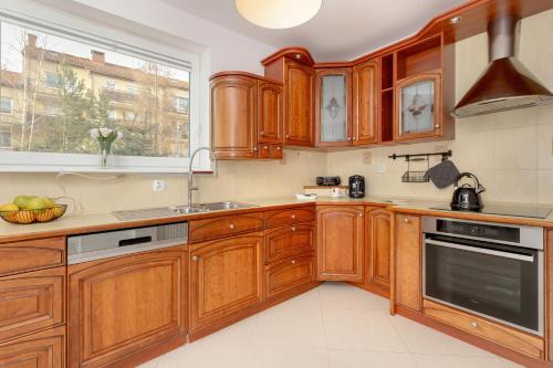 Cozinha, Spacious Family Apartment with 3 Bedrooms in Gdansk by Noclegi Renters in Lostowice