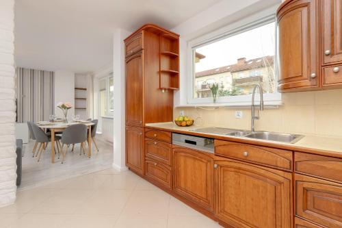 Cozinha, Spacious Family Apartment with 3 Bedrooms in Gdansk by Noclegi Renters in Lostowice