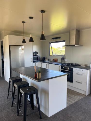 Cute little Foxton Beach bach in ฟ็อกซ์ตัน บีช