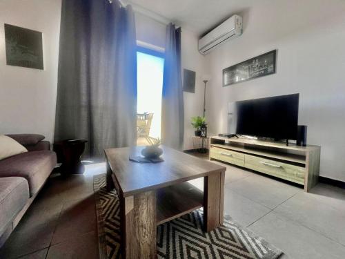 83/3-Lovely 1 Bedroom Penthouse 4