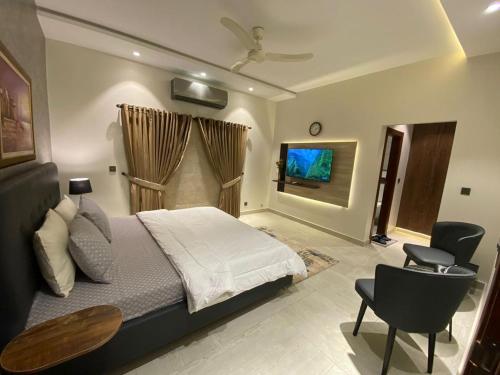 Firefly Retreat-your home away from home - image 8