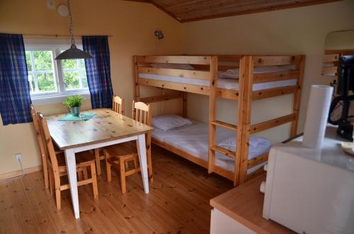 2 bunk beds