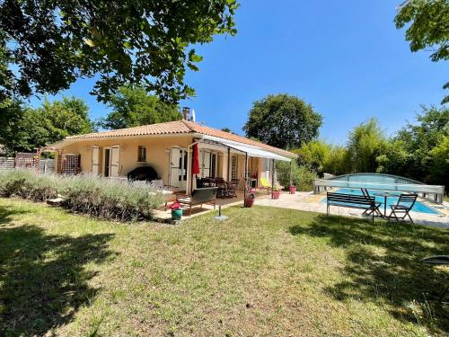 Idyllisches Ferienhaus mit Pool und großem Garten - Location saisonnière - Hourtin