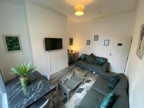 Huge 7 Bed Home For Groups, Liverpool (photo 2)