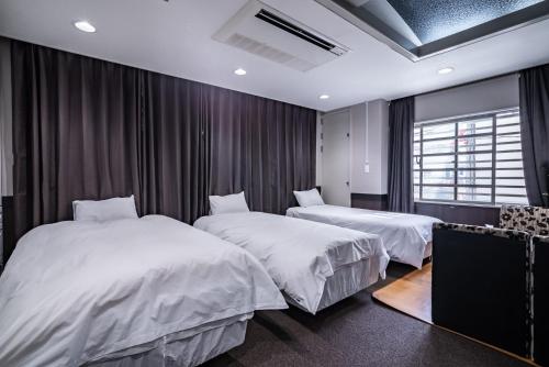 梟の宿 岛之内1号馆 步行300m至道顿堀!徒步5分钟日本桥站! 心斋桥8分钟 黑门市场15分种徒步圈内 !中央区古风民宅220平方5间房可住20人