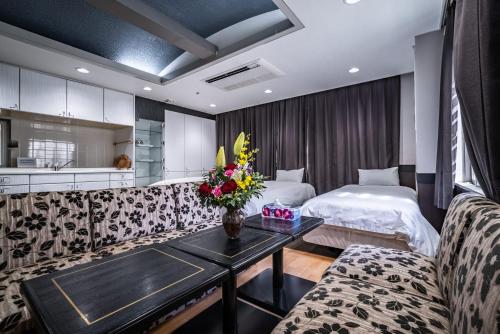 梟の宿 岛之内1号馆 步行300m至道顿堀!徒步5分钟日本桥站! 心斋桥8分钟 黑门市场15分种徒步圈内 !中央区古风民宅220平方5间房可住20人