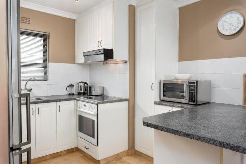Modern & Secure home Walking Distance to Beach! - image 8