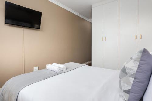 Modern & Secure home Walking Distance to Beach! - image 17