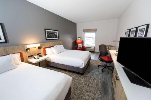 Queen Room with Two Queen Beds - Hearing Access image 3