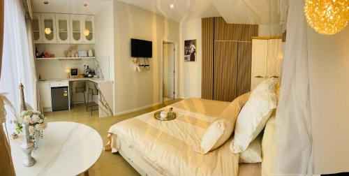 Delightful little house & Chateau Charme Suite in St Heliers