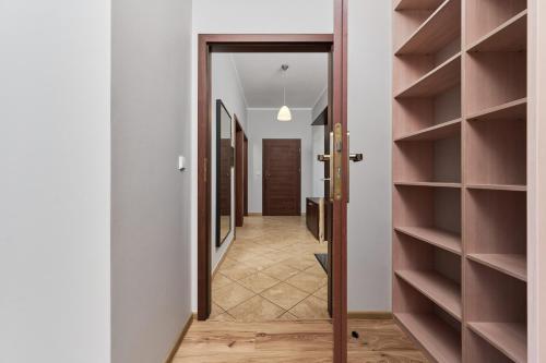 Apartament SZEPT Galeria Dominikańska by Noclegi Renters - image 4