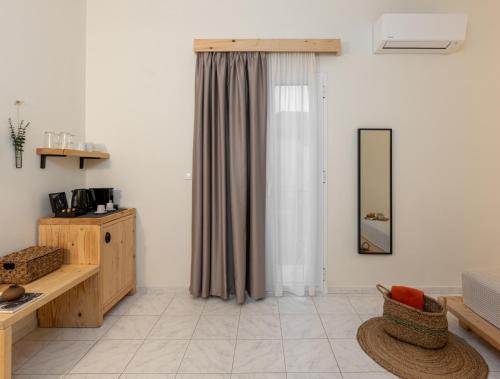 Standard King Room image 6