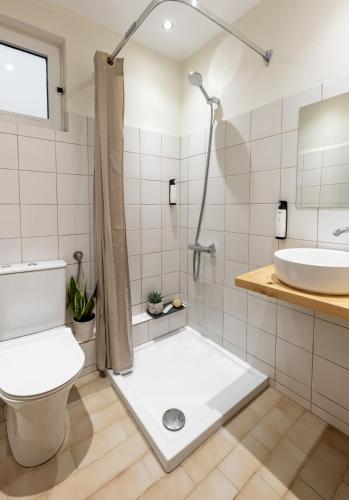 Standard King Room image 2