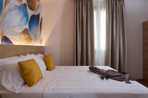 Deluxe Double Room image 5