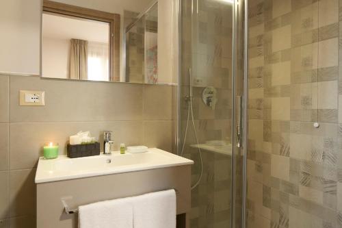 Superior Triple Room image 5