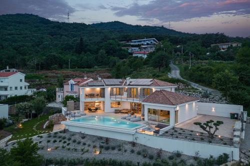 Deluxe Villa Dana - Accommodation - Opric