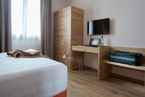 Deluxe Double Room image 4