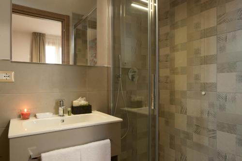 Deluxe Double Room image 4