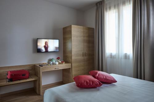 Deluxe Double Room image 2