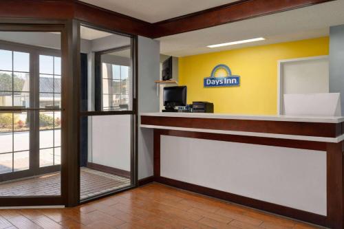 Days Inn by Wyndham Dillon - image 8