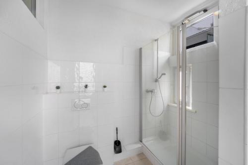 Moderne Wohnung mit Badewanne und Küche