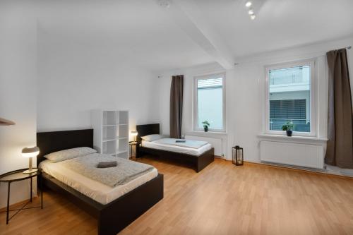 Moderne Wohnung mit Badewanne und Küche