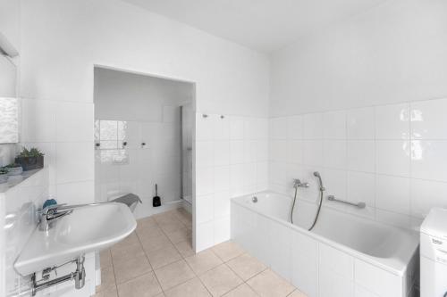 Moderne Wohnung mit Badewanne und Küche