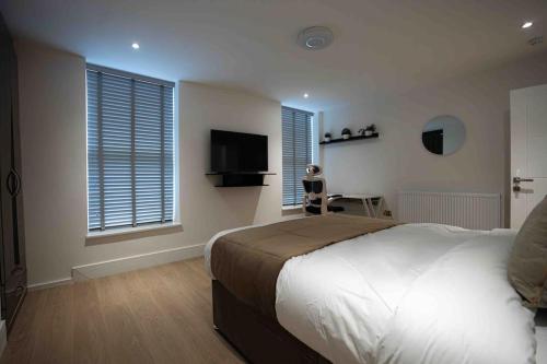 Luxury 6-Bed Home Near City Centre, Sleeps 12 plus- Cinema Room, Games Room, 5 Bathrooms & Driveway for Multiple Cars, Manchester (photo 9)