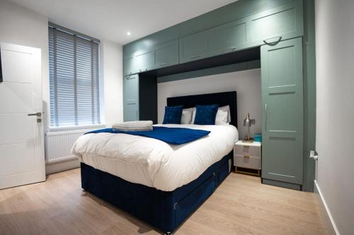 Luxury 6-Bed Home Near City Centre, Sleeps 12 plus- Cinema Room, Games Room, 5 Bathrooms & Driveway for Multiple Cars, Manchester (photo 10)