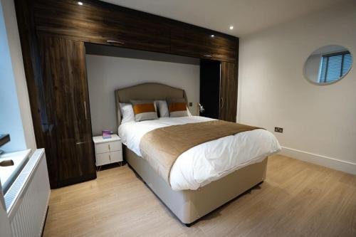 Luxury 6-Bed Home Near City Centre, Sleeps 12 plus- Cinema Room, Games Room, 5 Bathrooms & Driveway for Multiple Cars, Manchester (photo 11)