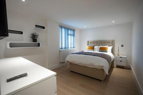 Luxury 6-Bed Home Near City Centre, Sleeps 12 plus- Cinema Room, Games Room, 5 Bathrooms & Driveway for Multiple Cars, Manchester (photo 8)