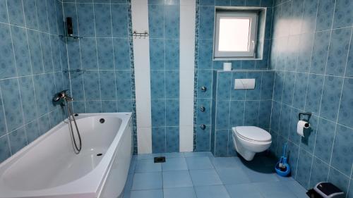 3 bedrooms, 4 beds