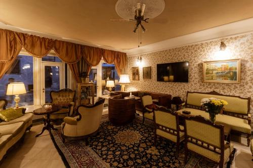 Allegro Hotel - image 2