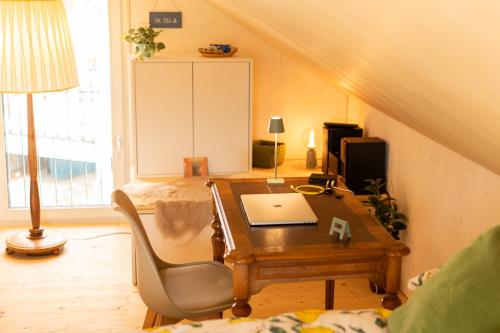 Tiny House Chez Claudine with Garden, Workspace, Netflix, free Parking & Wifi