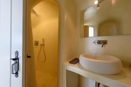 Vanilla Room with Outdoor Hot tub & Caldera View