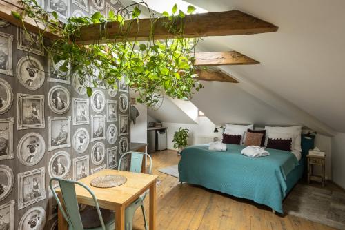Bohemian Chic 2 Bedroom 2 Bathroom Loft with Hanging Chair, Прага (фото 3)