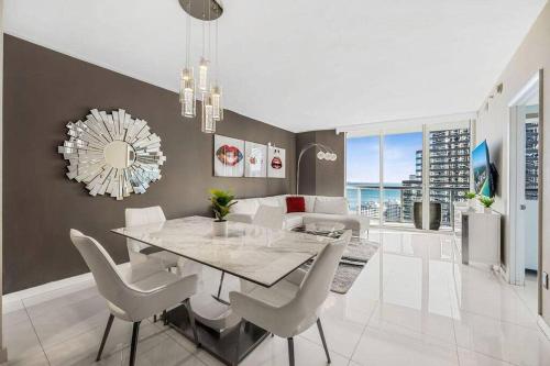 Icon Brickell, W Hotel - 2BR, Prime Location, Pool - Miami in Miami, USA