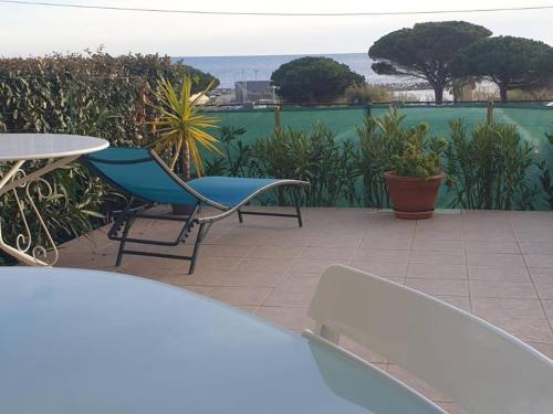 Studio Cabine à Giens avec Terrasse, Piscine et Parking - FR-1-335-193