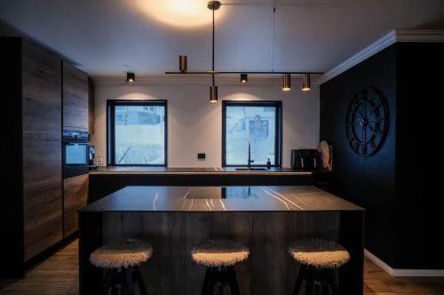 Konyha, Botnahlid Villa, Mountain and Town views and outdoor Sauna in Seydisfirdi