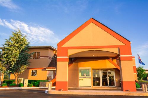 Howard Johnson by Wyndham Oklahoma City OKC Airport Fairgrounds I40 - image 12